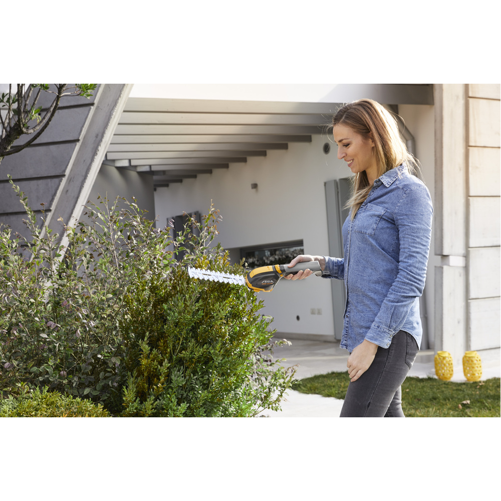 Outil multifonction à batterie SGM 102 AE